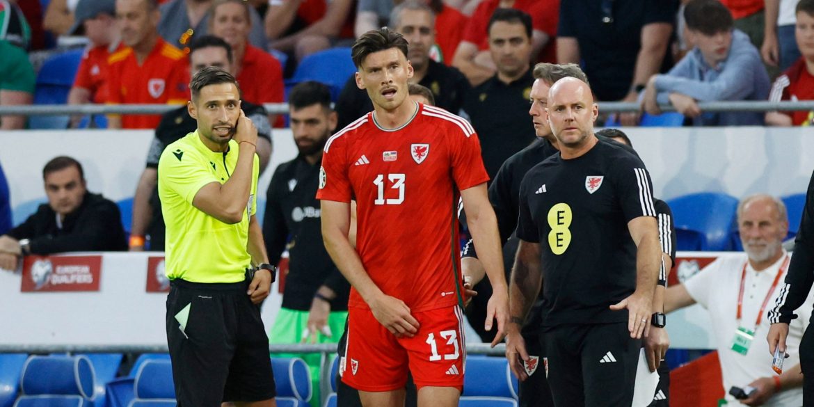 Sunderland could sign Moore alternative who Mowbray thinks is a "monster"